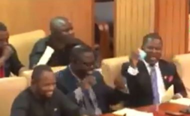 Deputetët e parlamentit të Ganës, nuk ndalonin së qeshuri me emrat e tri fshatrave (Video)