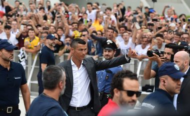 Ronaldo arrin te qendra mjekësore e Juves, takohet edhe me tifozët