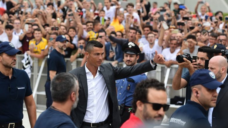 Ronaldo arrin te qendra mjekësore e Juves, takohet edhe me tifozët