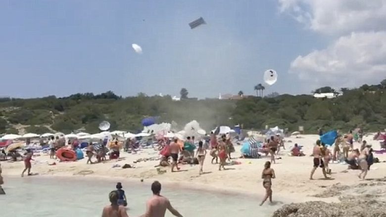 Era e fuqishme që përfshiu plazhin, ngriti në ajër dhjetëra çadra (Video)