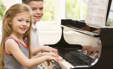 Mësimi i pianos ndihmon në zhvillimin e fëmijëve