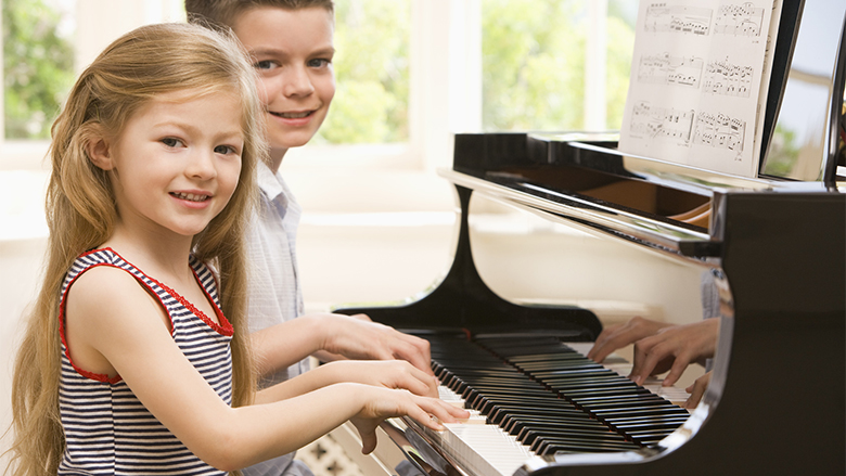 Mësimi i pianos ndihmon në zhvillimin e fëmijëve