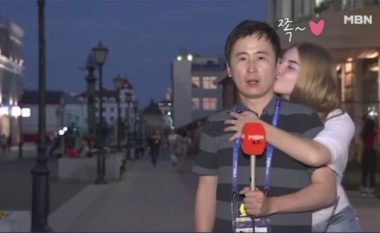 Gazetarin, që po raportonte live, e përqafojnë dy të reja atraktive (Video)