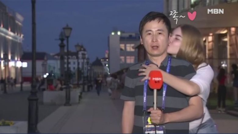 Gazetarin, që po raportonte live, e përqafojnë dy të reja atraktive (Video)