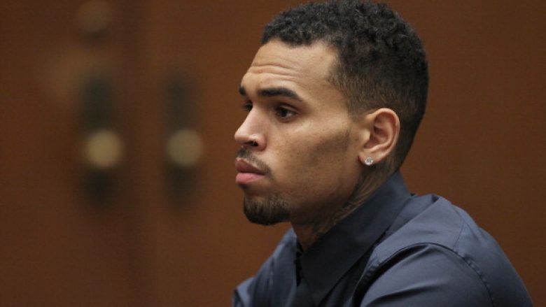 Chris Brown arrestohet dhe më pas lirohet me kusht