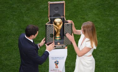 Trofeu mbërrin në stadium, i gatshëm të ngritet në qiell nga fituesit e Kampionatit Botëror