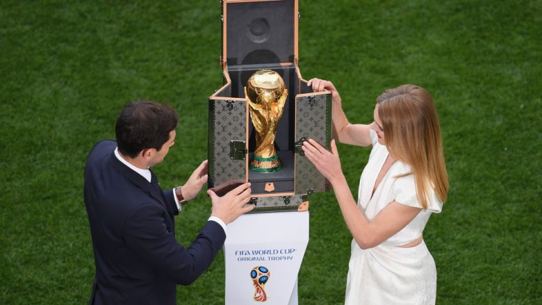 Trofeu mbërrin në stadium, i gatshëm të ngritet në qiell nga fituesit e Kampionatit Botëror