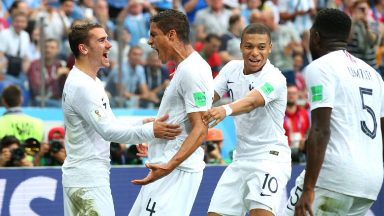 Zhbllokohet ndeshja Uruguai-Francë, shënon Varane me kokë