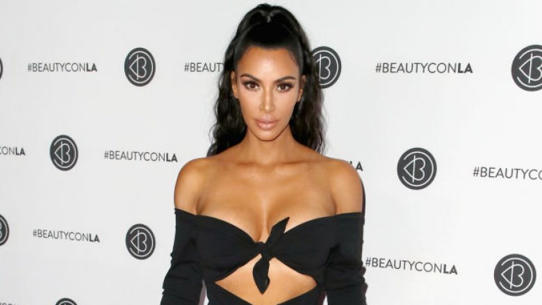 Kim Kardashian godet sërish me imazhe provokese në rrjetet sociale