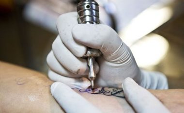 Gjatë festimit të natës së beqarisë, i ofruan një të pastrehu 100 euro për të bërë tatuazh në ballë emrin e dhëndrit (Foto)