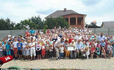 Gjyshi 87-vjeçar i ka 346 trashëgimtarë të gjallë nga 13 fëmijët e tij, 127 nipa, 203 stërnipa dhe tre stër-stërnipa (Foto)