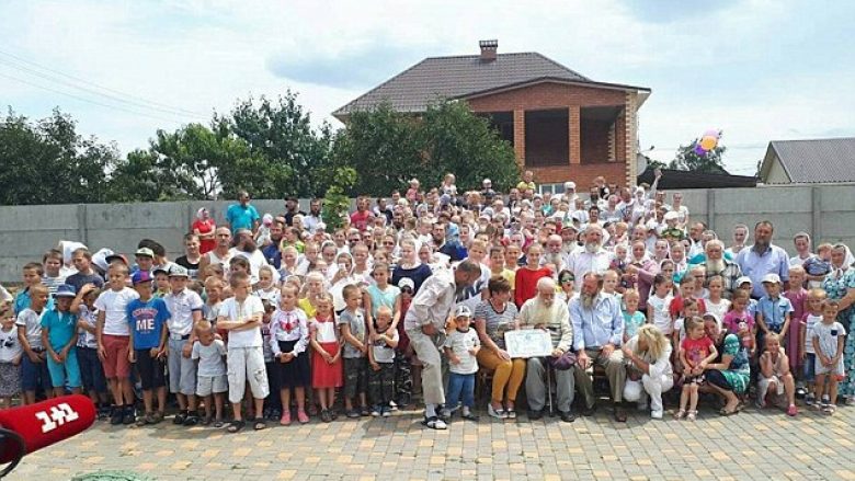 Gjyshi 87-vjeçar i ka 346 trashëgimtarë të gjallë nga 13 fëmijët e tij, 127 nipa, 203 stërnipa dhe tre stër-stërnipa (Foto)