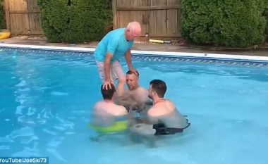 Gjyshi 81-vjeçar hidhet në pishinë me rrotullim, dy vite pasi u bë viral me të njëjtin veprim (Video)