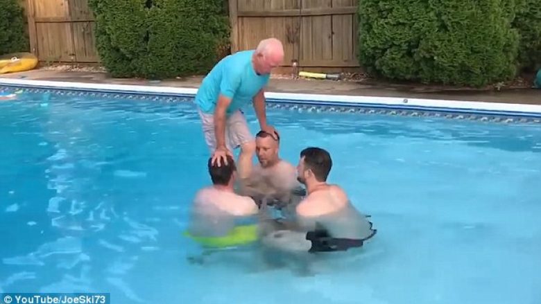 Gjyshi 81-vjeçar hidhet në pishinë me rrotullim, dy vite pasi u bë viral me të njëjtin veprim (Video)