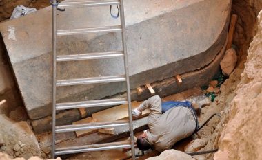 Hapet sarkofagu gjigant ku besohej se ishte trupi i Aleksandrit të Madh, gjetja e pazakontë e bën rastin edhe më misterioz (Foto)