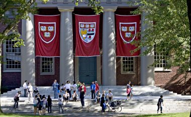 Miliarderi hebrej pezullon financimin e Harvardit