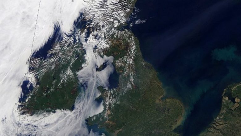 Imazhet nga hapësira tregojnë se si e ka ndryshuar nxehtësia Britaninë e Madhe (Foto)