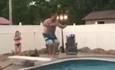 Inkurajohet të hidhet në pishinë, i thyhet keq nën këmbë dërrasa e kërcimit (Video)