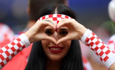 Tifozja atraktive kroate merr vëmendjen e fotografëve edhe në ditën finale