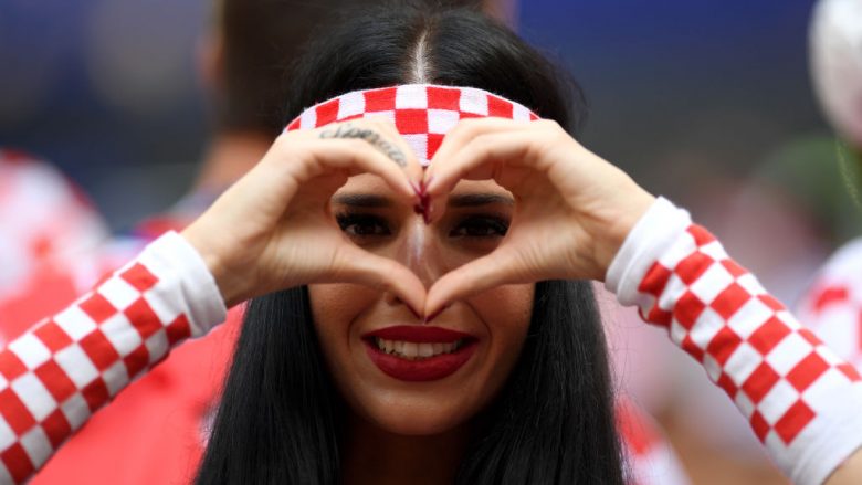 Tifozja atraktive kroate merr vëmendjen e fotografëve edhe në ditën finale
