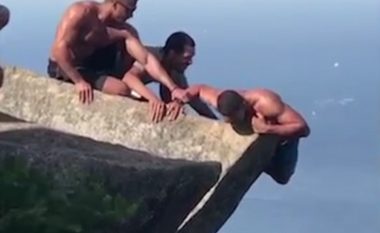 Kacavirret në cepin e shkëmbit të lartë 850 metra, rrezikoi edhe të tjerët që po e ndihmonin (Video)