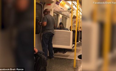 Këndon zëshëm në tren, pa u brengosur se po i pengonte të tjerët (Video)