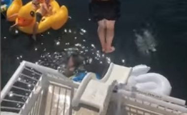 Kërcimi në ujë nga kati i dytë i barkës nuk shkoi si duhet, goditja që pësoi do t’ju rrëqethë (Video)