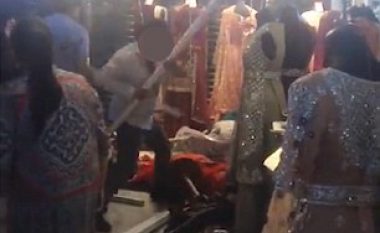 Klientët e demoluan sallonin e nusërisë, shkaku i mosmarrëveshjes për çmimin e fustanit (Video)