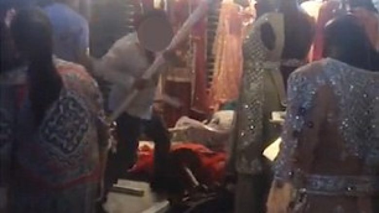Klientët e demoluan sallonin e nusërisë, shkaku i mosmarrëveshjes për çmimin e fustanit (Video)
