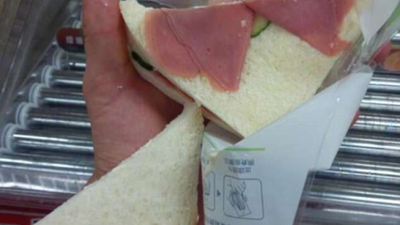 Klientët e zhgënjyer me sandviçët e thatë, me shumë pak përbërës brenda (Foto)