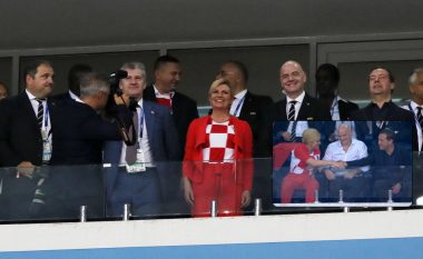 Presidentja kroate tregoi kulturën e saj, ia zgjati dorën Medvedevit kur Kroacia pranoi gol