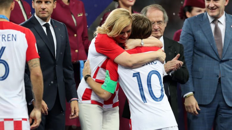 Momenti emocionues kur presidentja e Kroacisë nuk i mbajti lotët teksa përqafoi Modricin