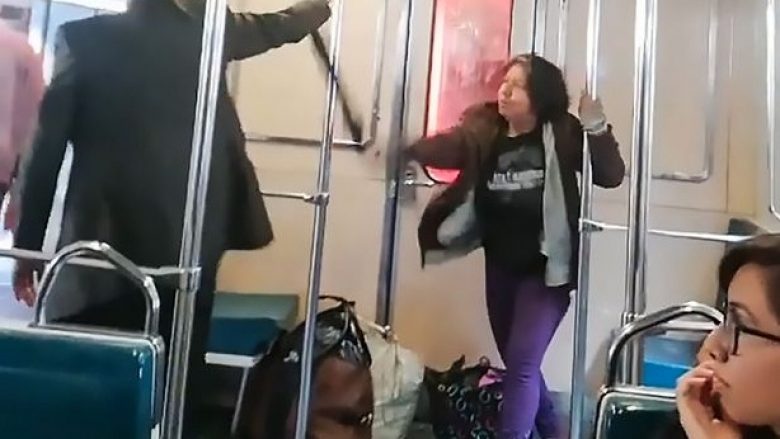 Kreu ekzorcizëm në praninë e udhëtarëve të trenit, rrihet me çadër nga gruaja që bërtiste ‘djalli’ (Video)
