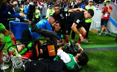 Fotoreporteri i shtypur nga futbollistët kroatë pas golit të fitores ndaj Anglisë flet pas aktit, thotë se u ndje shumë mirë
