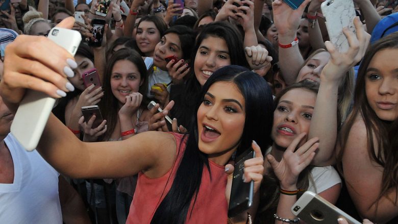 Duan ta bëjnë miliardere Kylie Jennerin, fansat nisin aksionin e mbledhjes së parave