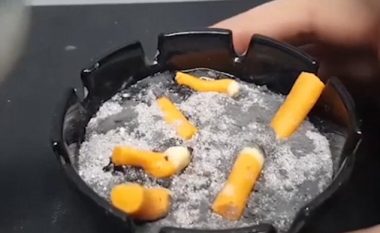 Lodhet nga forma të zakonshme, kuzhinieri punon tortat me pamje të pështira si shpuzore apo portokall i mykur (Video)