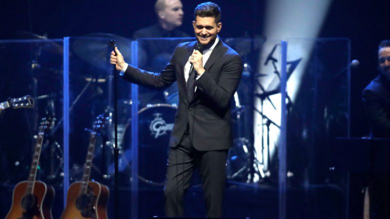 Michael Buble mori në skenë djalin e tij, në koncertin që e riktheu para publikut