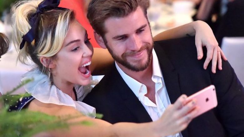 Miley Cyrus dhe Liam Hemsworth janë divorcuar një vit pas martesës