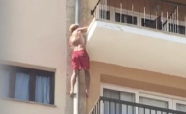 Ngjitet përmes ullukut, për të kërcyer në pishinë nga kati i dytë, përjashtohet nga hoteli (Video)