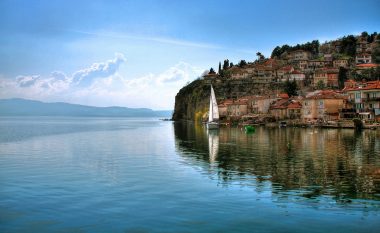 Gjendet një trup i pajetë te liqeni i Pogradecit