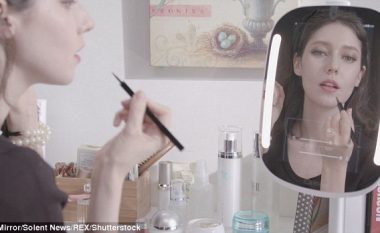 Pajisja që shërben si pasqyrë, tregon detajet dhe mangësitë e fytyrës (Video)