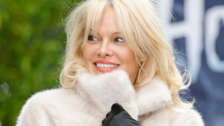 Dikur ishte biondja më e famshme dhe femra më atraktive në botë – Pamela Anderson ka mbushur 51 vjet