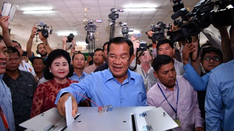 Partia që udhëheq në Kamboxhia shpalli fitoren, opozita e cilëson si ‘vdekje e demokracisë’ (Foto)