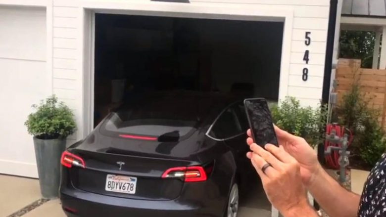 Përditësohet Tesla Model 3, tani mund të hyjë dhe të del vet prej garazhit (Video)