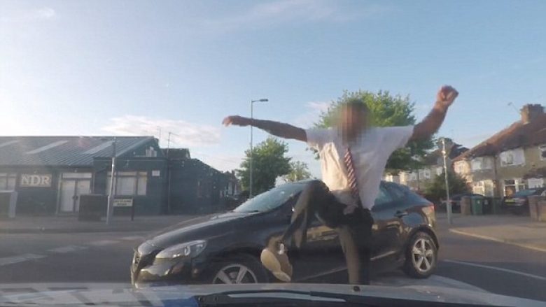 Përfshihet në aksident rrugor, reagon ashpër ndaj shoferes që nuk ishte fajtore (Video)