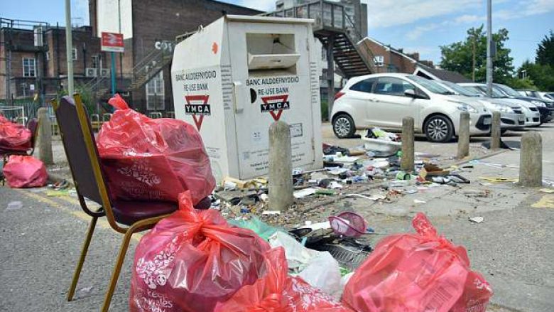 Përfundojnë studimet, mbeturina enorme janë lënë prapa nga studentët (Foto)