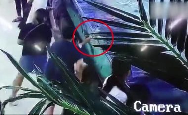 Peshkaqeni që mbahej në akuariumin e hapur, kafshoi dorën e gjashtëvjeçares (Video)
