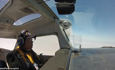 Piloti rrotulloi aeroplanin për 360 shkallë, pa e zbrazur ujin që ishte në gotë (Video)