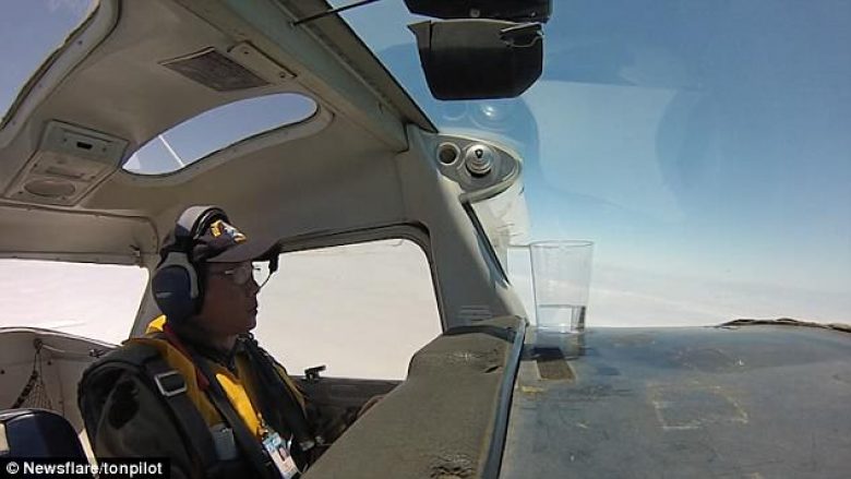 Piloti rrotulloi aeroplanin për 360 shkallë, pa e zbrazur ujin që ishte në gotë (Video)