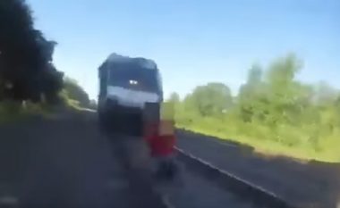 Polici ndaloi trenin, shpëtoi të riun që flinte në hekurudhë  (Video)